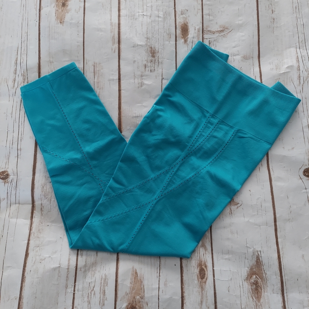 Fabletics Sea Blue Cropped Leggings